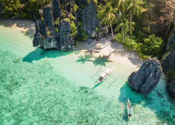 Entalula Beach Palawan menawarkan pasir putih, air biru jernih, dan ketenangan sejati. Panduan lengkapnya untuk wisata terbaik di Asia. (Sumber: Mlenny/Getty Images Via islands.com)