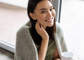 Area leher yang gelap sering bikin kurang percaya diri. Temukan berbagai cara alami, praktis, dan aman untuk mencerahkan leher agar tampak lebih cerah dan sehat. Foto: Freepik