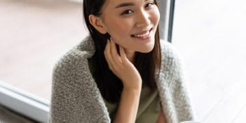 Area leher yang gelap sering bikin kurang percaya diri. Temukan berbagai cara alami, praktis, dan aman untuk mencerahkan leher agar tampak lebih cerah dan sehat. Foto: Freepik