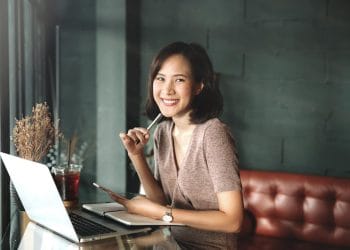 Ingin menurunkan berat badan tanpa harus meninggalkan meja kerja? Temukan berbagai kebiasaan sederhana di kantor yang terbukti membantu menjaga tubuh tetap bugar, membakar kalori, dan menyehatkan gaya hidup Anda sehari-hari. Foto: Freepik