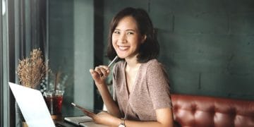 Ingin menurunkan berat badan tanpa harus meninggalkan meja kerja? Temukan berbagai kebiasaan sederhana di kantor yang terbukti membantu menjaga tubuh tetap bugar, membakar kalori, dan menyehatkan gaya hidup Anda sehari-hari. Foto: Freepik