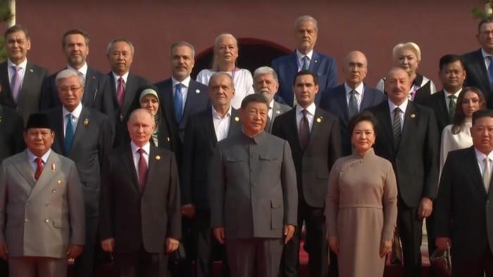 Momen Bersejarah: Prabowo Berjejer dengan Xi, Putin, dan Kim Jong-Un di Parade Militer China Prabowo Menghadiri Parade Militer China. (Sumber: Tangkapan layar YouTube AP)