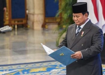Presiden Prabowo Subianto memimpin pelantikan menteri dan wakil menteri hasil reshuffle Kabinet Merah Putih di Istana Negara, Jakarta. (Sumber: detikNews via ANTARA FOTO/Galih Pradipta)