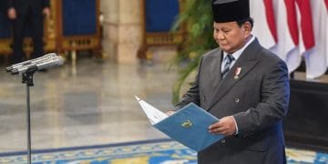 Presiden Prabowo Subianto memimpin pelantikan menteri dan wakil menteri hasil reshuffle Kabinet Merah Putih di Istana Negara, Jakarta. (Sumber: detikNews via ANTARA FOTO/Galih Pradipta)
