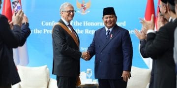 Presiden Prabowo Subianto bertemu Bill Gates di New York, dalam rangka penyerahan penghargaan Bintang Jasa Utama. (Sumber: Jessica/Biro Pers Sekretariat Presiden Via Detik.com)