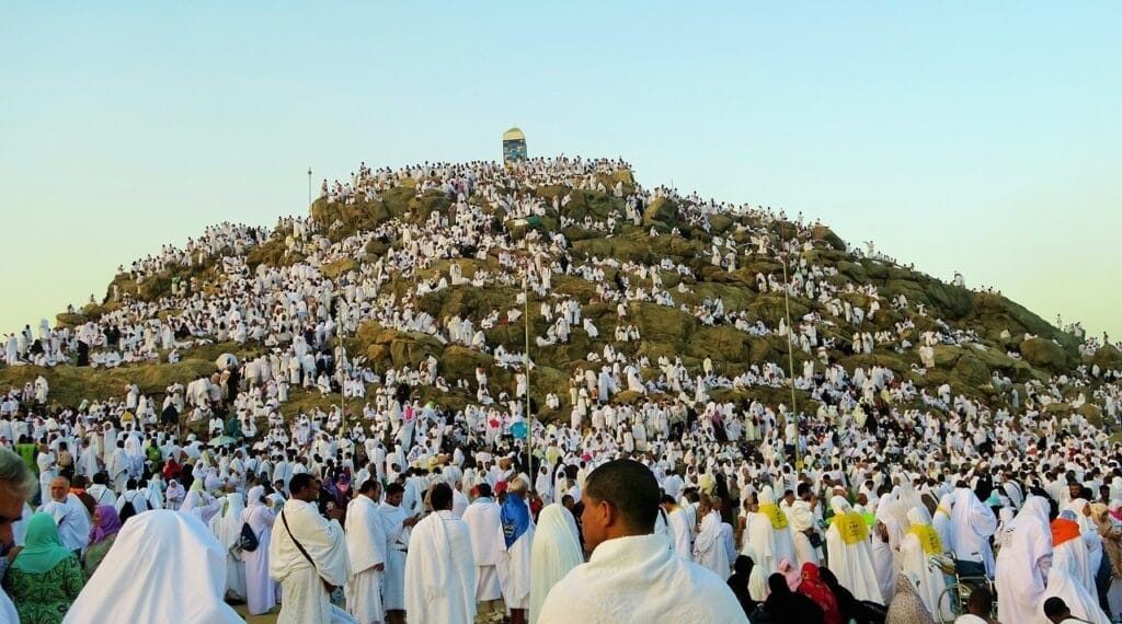 Panduan Lengkap Menjaga Stamina Jamaah Umroh Sesuai Saran Medis Panduan kesehatan umroh agar jamaah tetap fit selama beribadah di tanah suci. Simak tips dokter untuk mencegah sakit dan menjaga stamina selama perjalanan. (Sumber: rawdaumroh.com)