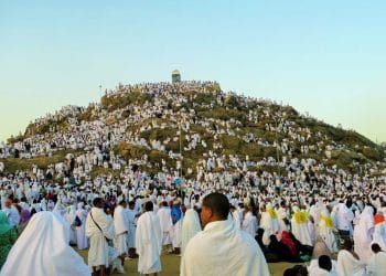 Panduan kesehatan umroh agar jamaah tetap fit selama beribadah di tanah suci. Simak tips dokter untuk mencegah sakit dan menjaga stamina selama perjalanan. (Sumber: rawdaumroh.com)