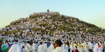 Panduan kesehatan umroh agar jamaah tetap fit selama beribadah di tanah suci. Simak tips dokter untuk mencegah sakit dan menjaga stamina selama perjalanan. (Sumber: rawdaumroh.com)