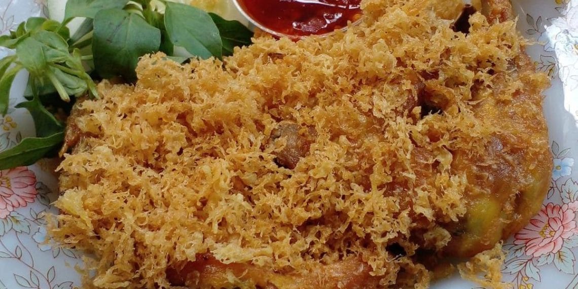 Ayam goreng kremes dengan kremesan renyah yang menggugah selera (Sumber: detikFood / detik.com).