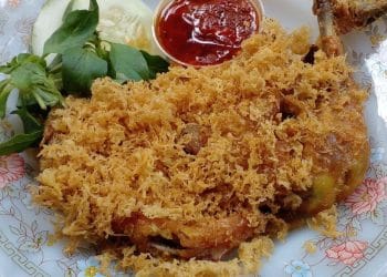 Ayam goreng kremes dengan kremesan renyah yang menggugah selera (Sumber: detikFood / detik.com).