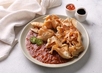 Potongan batagor khas Bandung disajikan bersama bumbu kacang dan jeruk limo. (Sumber foto: Halodoc)