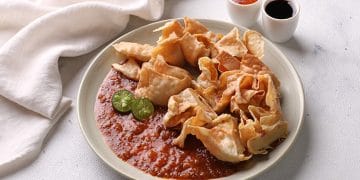 Potongan batagor khas Bandung disajikan bersama bumbu kacang dan jeruk limo. (Sumber foto: Halodoc)