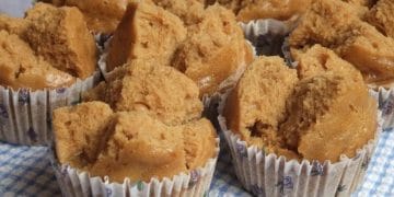 Bolu kukus gula merah tampak mekar sempurna dengan warna cokelat alami dari gula merah dan tekstur lembut. Cocok disajikan untuk camilan keluarga. (Sumber: veronteokitchen.blogspot.com)