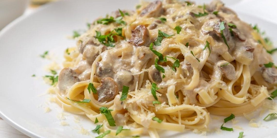 Spageti creamy saus jamur dengan taburan peterseli segar, disajikan hangat (Sumber: iStock)