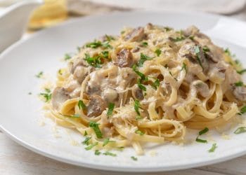 Spageti creamy saus jamur dengan taburan peterseli segar, disajikan hangat (Sumber: iStock)