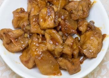 Tahu goreng kenyal disajikan dengan saus kecap bawang kental yang menggugah selera. (Sumber: OK OCE News)