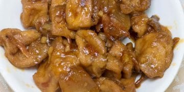 Tahu goreng kenyal disajikan dengan saus kecap bawang kental yang menggugah selera. (Sumber: OK OCE News)