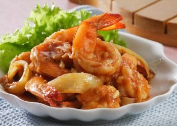 Resep Udang Tumis Tomat ini cocok untuk menu makan siang maupun makan malam. Praktis dibuat, rasanya gurih, asam, manis, dan sedikit pedas yang bikin nagih. (Sumber: Sajian Sedap)