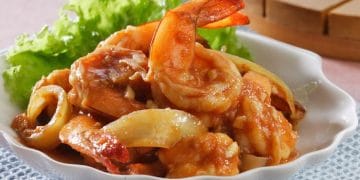 Resep Udang Tumis Tomat ini cocok untuk menu makan siang maupun makan malam. Praktis dibuat, rasanya gurih, asam, manis, dan sedikit pedas yang bikin nagih. (Sumber: Sajian Sedap)