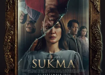 Poster film Sukma yang memperlihatkan Luna Maya sebagai Arini dan bayangan samar di dalam cermin kuno, menggambarkan kehadiran unsur mistis dalam cerita. (Sumber: Dok. Tiger Wong Entertainment)