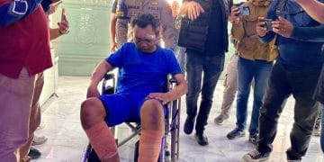 Salah satu dari dua pelaku kasus pembunuhan satu keluarga di Kabupaten Indramayu, dihadirkan di Mapolda Jawa Barat dengan kondisi memakai baju tahanan. Pelaku sempat ditembak di bagian kaki karena melakukan perlawanan saat penangkapan. (Sumber: detikNews / Wisma Putra)