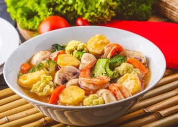 Sapo tahu saus tiram dengan sayuran segar dan tofu goreng siap disajikan hangat (Sumber: Dapur Kobe)