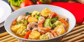 Sapo tahu saus tiram dengan sayuran segar dan tofu goreng siap disajikan hangat (Sumber: Dapur Kobe)