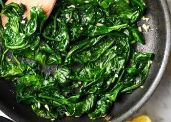 Olahan bayam segar ditumis cepat bersama bawang putih—menampilkan warna hijau cerah dan tekstur yang menggugah selera, mencerminkan cara memasak bayam yang tetap sehat dan lezat. (Sumber: Love and Lemons via X)