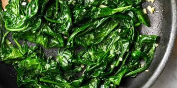 Olahan bayam segar ditumis cepat bersama bawang putih—menampilkan warna hijau cerah dan tekstur yang menggugah selera, mencerminkan cara memasak bayam yang tetap sehat dan lezat. (Sumber: Love and Lemons via X)