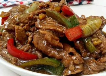 Sapi lada hitam dengan daging empuk dan kuah kental gurih, siap disantap bersama nasi panas. (Sumber: instagram.com/mrs.wijaya)