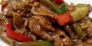 Sapi lada hitam dengan daging empuk dan kuah kental gurih, siap disantap bersama nasi panas. (Sumber: instagram.com/mrs.wijaya)