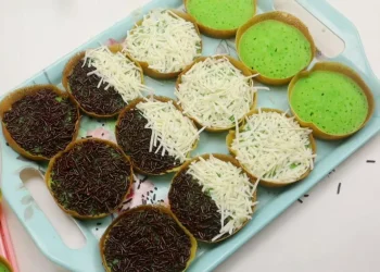 Terang bulan pandan teflon dengan taburan topping manis siap disantap. (Sumber: YouTube / Restart RF)
