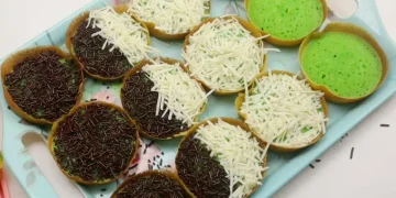 Terang bulan pandan teflon dengan taburan topping manis siap disantap. (Sumber: YouTube / Restart RF)