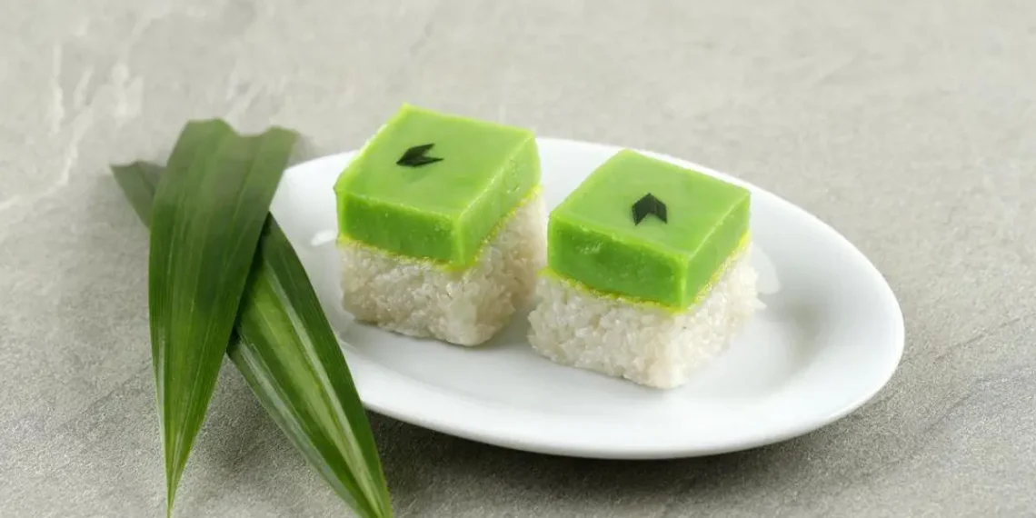 Kue talam ketan pandan dengan lapisan putih gurih dan hijau pandan legit, disajikan dalam potongan rapi. (Sumber: vecteezy.com/Ika Rahma)