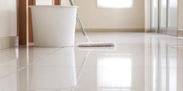 Ingin lantai keramik selalu bersih dan mengkilap? Simak cara mudah membersihkan lantai keramik agar tampak baru dan tahan lama tanpa ribet. Foto: Freepik