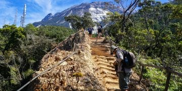 Temukan jalur hiking terbaik di Malaysia dengan pemandangan spektakuler, fasilitas lengkap, dan pengalaman alam tak terlupakan. (Sumber: Shutterstock)