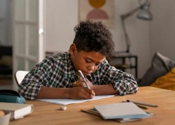 Membiasakan anak menulis tangan bukan hanya melatih keterampilan motorik, tapi juga membantu kecerdasan, fokus, dan kreativitas. Simak penjelasan lengkap manfaatnya bagi tumbuh kembang anak. Foto: Freepik