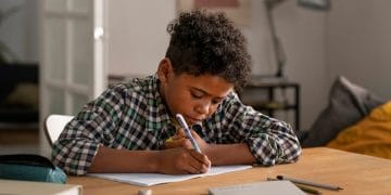 Membiasakan anak menulis tangan bukan hanya melatih keterampilan motorik, tapi juga membantu kecerdasan, fokus, dan kreativitas. Simak penjelasan lengkap manfaatnya bagi tumbuh kembang anak. Foto: Freepik