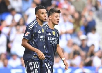 Pemain Real Madrid merayakan gol pada laga melawan Real Sociedad dalam jornada ke-4 LaLiga 2025/26 yang membawa Madrid tetap dengan rekor 100 persen. (Sumber: AP Photo/Miguel Oses Via Bola.net)