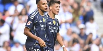 Pemain Real Madrid merayakan gol pada laga melawan Real Sociedad dalam jornada ke-4 LaLiga 2025/26 yang membawa Madrid tetap dengan rekor 100 persen. (Sumber: AP Photo/Miguel Oses Via Bola.net)