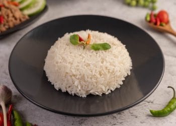 Ingin nasi yang pulen, empuk, tapi tidak lembek? Simak panduan lengkap mulai dari pemilihan beras, pencucian, perbandingan air, hingga trik rempah agar nasi tak tergantikan. Foto: Freepik