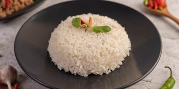 Ingin nasi yang pulen, empuk, tapi tidak lembek? Simak panduan lengkap mulai dari pemilihan beras, pencucian, perbandingan air, hingga trik rempah agar nasi tak tergantikan. Foto: Freepik