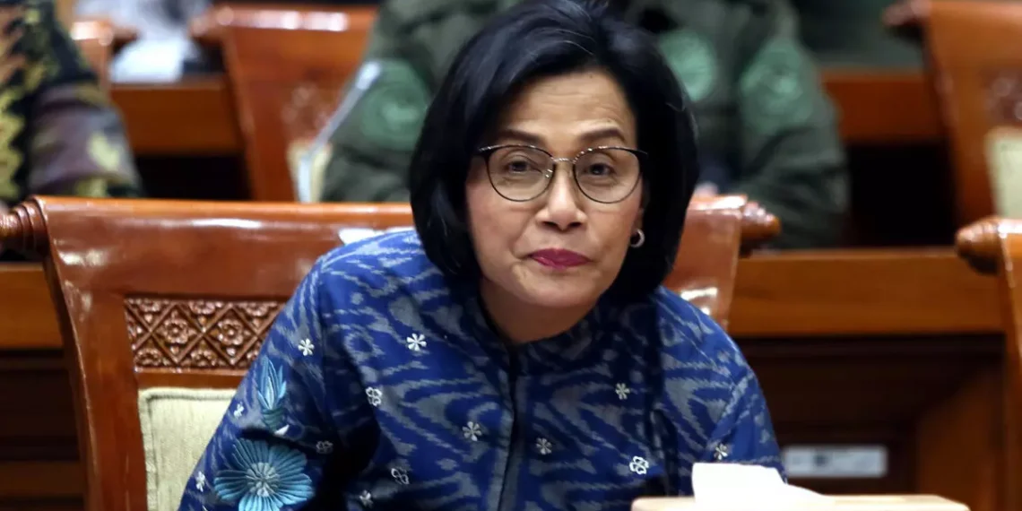 Menko Airlangga Hartarto membantah isu pengunduran diri Sri Mulyani dan menegaskan bahwa Menkeu masih hadir dalam rapat kabinet Paripurna di Istana Presiden, menunjukkan komitmen kerja di tengah tekanan publik.