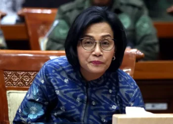 Menko Airlangga Hartarto membantah isu pengunduran diri Sri Mulyani dan menegaskan bahwa Menkeu masih hadir dalam rapat kabinet Paripurna di Istana Presiden, menunjukkan komitmen kerja di tengah tekanan publik.