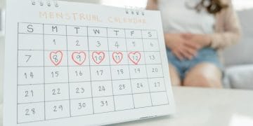 Ketahui cara menghitung hari subur wanita dengan mudah berdasarkan siklus menstruasi, tanda ovulasi, dan pola hidup. Panduan ini membantu pasangan meningkatkan peluang hamil secara alami. Foto: Freepik