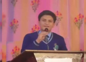 Abiskar Raut saat menyampaikan pidato di sekolahnya yang kemudian viral dan memicu demo Gen Z di Nepal. Sumber foto: NDTV