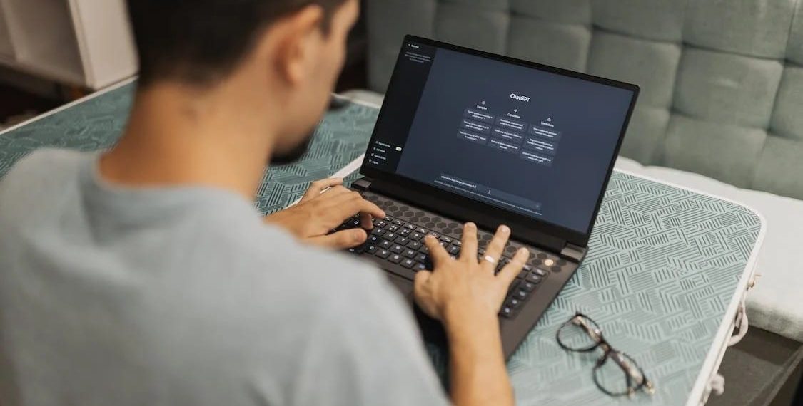 Pelajari cara optimalkan ChatGPT untuk tugas kuliah agar lebih cepat, praktis, dan efektif. Cocok untuk pelajar, pekerja kantoran, hingga pebisnis digital. Foto: Internet