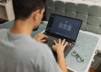 Pelajari cara optimalkan ChatGPT untuk tugas kuliah agar lebih cepat, praktis, dan efektif. Cocok untuk pelajar, pekerja kantoran, hingga pebisnis digital. Foto: Internet