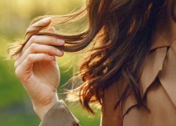 Pelajari berbagai tips merawat akar rambut agar tetap kuat, sehat, dan bebas masalah. Mulai dari pola makan, kebiasaan sehari-hari, hingga perawatan alami yang mudah dilakukan di rumah. Foto: Freepik