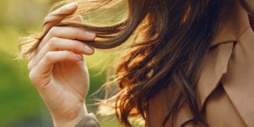 Pelajari berbagai tips merawat akar rambut agar tetap kuat, sehat, dan bebas masalah. Mulai dari pola makan, kebiasaan sehari-hari, hingga perawatan alami yang mudah dilakukan di rumah. Foto: Freepik